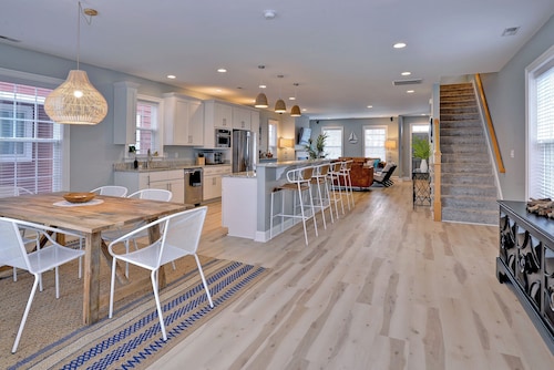 Blue on Buckroe: Family Beach Getaway w/ Gameroom!