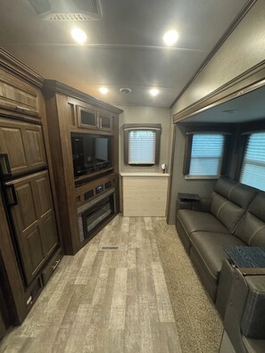 Living area - Cozy 1-bedroom 5th wheel perfect for a couple or solo traveler (Midland)