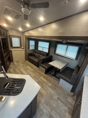 Cozy 1-bedroom 5th wheel perfect for a couple or solo traveler