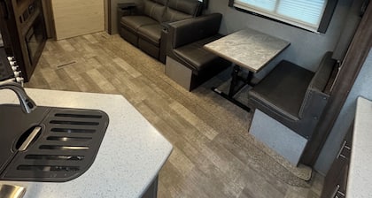 Cozy 1-bedroom 5th wheel perfect for a couple or solo traveler