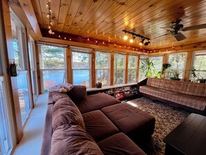 Smart TV, books, printers - Nature Lovers Waterfront Retreat on Winnekeag Lake. Cozy Year-Round Escape. (Ashburnham)