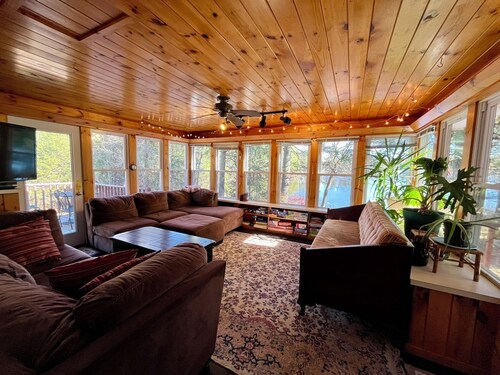 Nature Lovers Waterfront Retreat on Winnekeag Lake.  Cozy Year-Round Escape.
