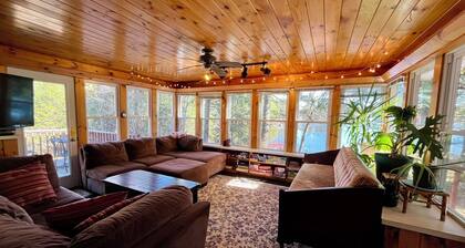Nature Lovers Waterfront Retreat on Winnekeag Lake. Cozy Year-Round Escape.