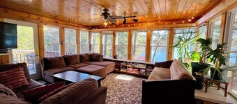 Nature Lovers Waterfront Retreat on Winnekeag Lake. Cozy Year-Round Escape.