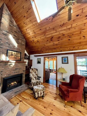 Smart TV, fireplace, books, printers - Nature Lovers Waterfront Retreat on Winnekeag Lake.  Cozy Year-Round Escape. (Ashburnham)