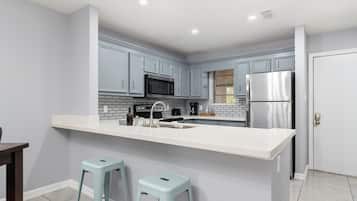 Jääkaappi, uuni, liesi, astianpesukone