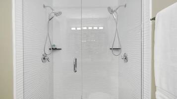 Secadora de cabello, toallas, jabón, papel de baño