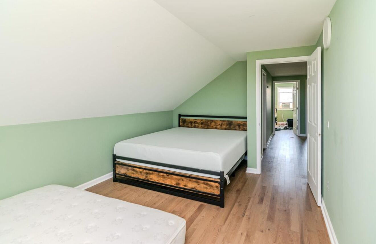 5 bedrooms, iron/ironing board, internet, bed sheets