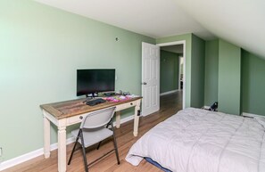 5 عدّة غرف نوم ومكواة/لوح كي وخدمة الإنترنت وملاءات أسرّة