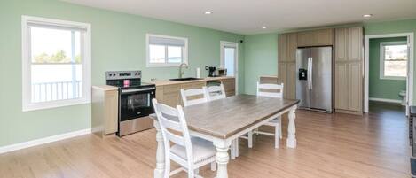 Een koelkast, een oven, een kookplaat, een vaatwasser