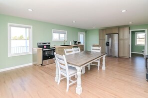 Réfrigérateur, un four, surface de cuisson, lave-vaisselle