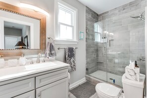 Douche, sèche-cheveux, serviettes fournies