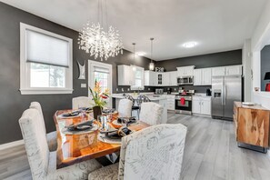 Fridge, microwave, oven, stovetop - Cedar Street Villa | Where Comfort Meets Elegance (Richmond)