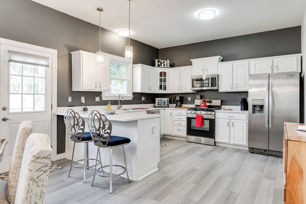 Fridge, microwave, oven, stovetop - Cedar Street Villa | Where Comfort Meets Elegance (Richmond)