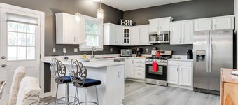 Walkable Church Hill Stay | Private Patio & Grill