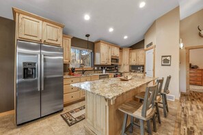 Fridge, microwave, oven, stovetop - Moose Mountain Lodge Above Park City (Summit County)