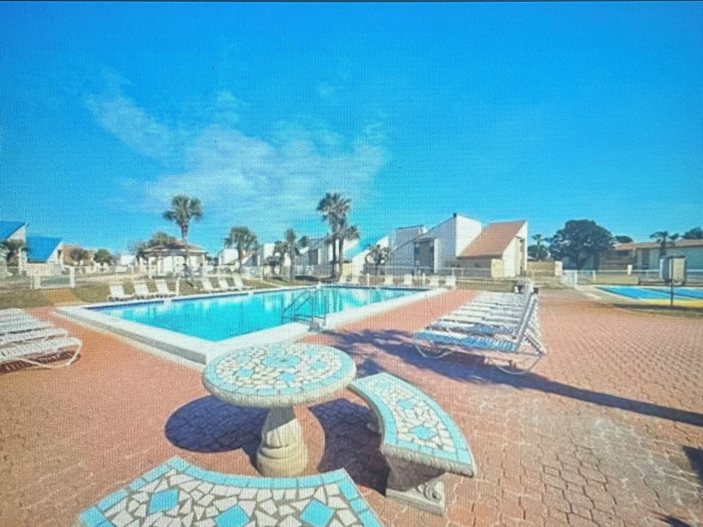 Una piscina al aire libre, una piscina climatizada