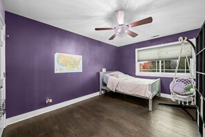 4 bedrooms, WiFi, bed sheets - Entertainer's Dream Home: Expansive Kitchen, Wet Bar & Walk to Everything! (Arlington Heights)