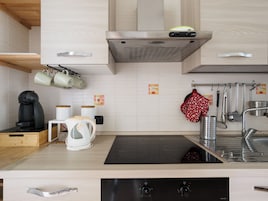 Apartamento conforto, sacada, vista para o jardim | Cozinha privada | Fogão, cooktop, máquina de café expresso, chaleira elétrica