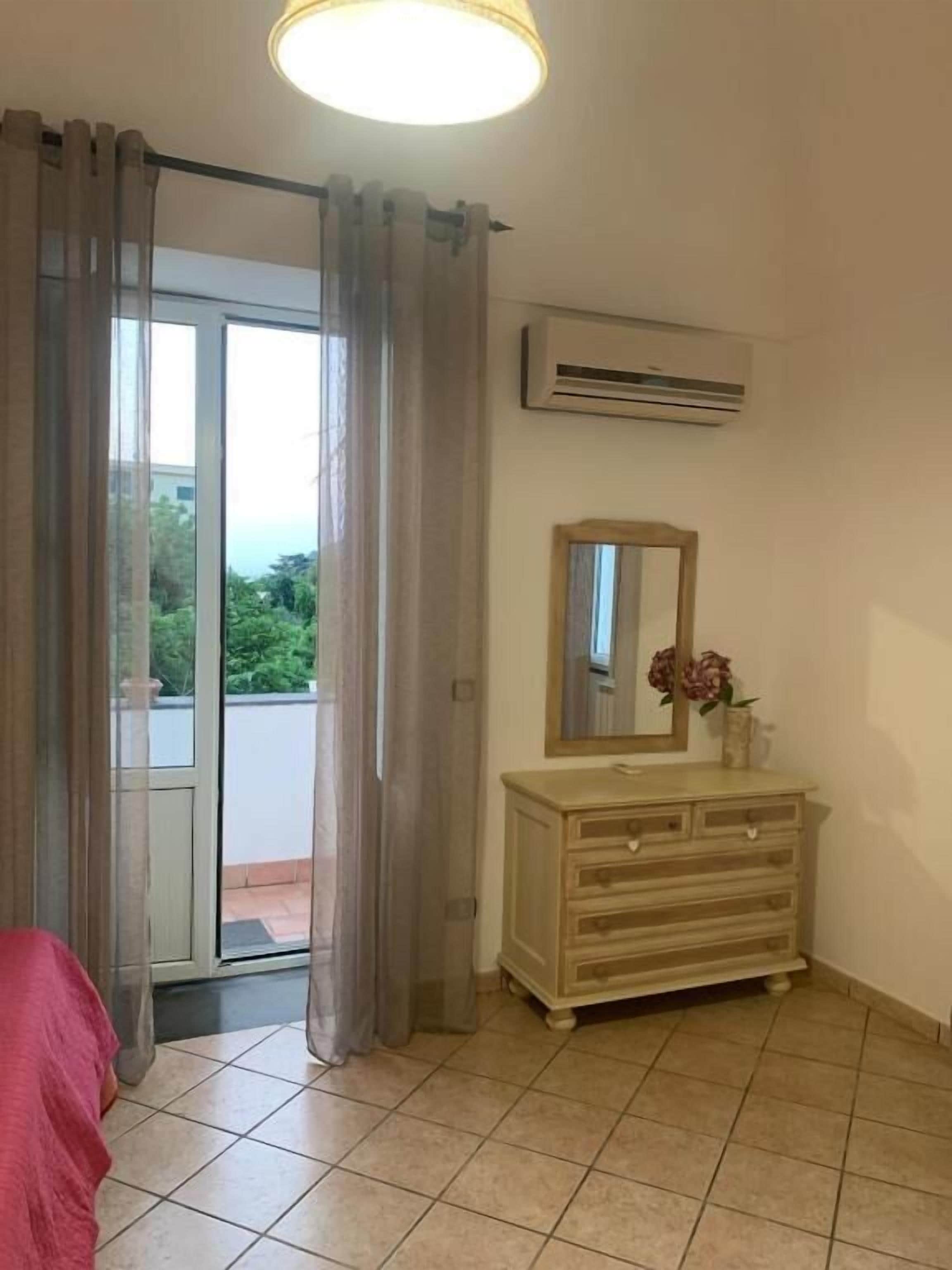 舒適公寓, 陽台, 花園景觀 | 遮光布/窗簾、熨斗/熨衣板、免費無線上網