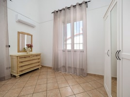 Apartamento conforto, sacada, vista para o jardim | Edredons de pluma, cortinas blackout, ferros/tábuas de passar roupa