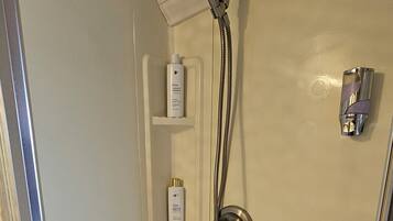 Suihku, hiustenkuivaaja, pyyhkeet, saippua