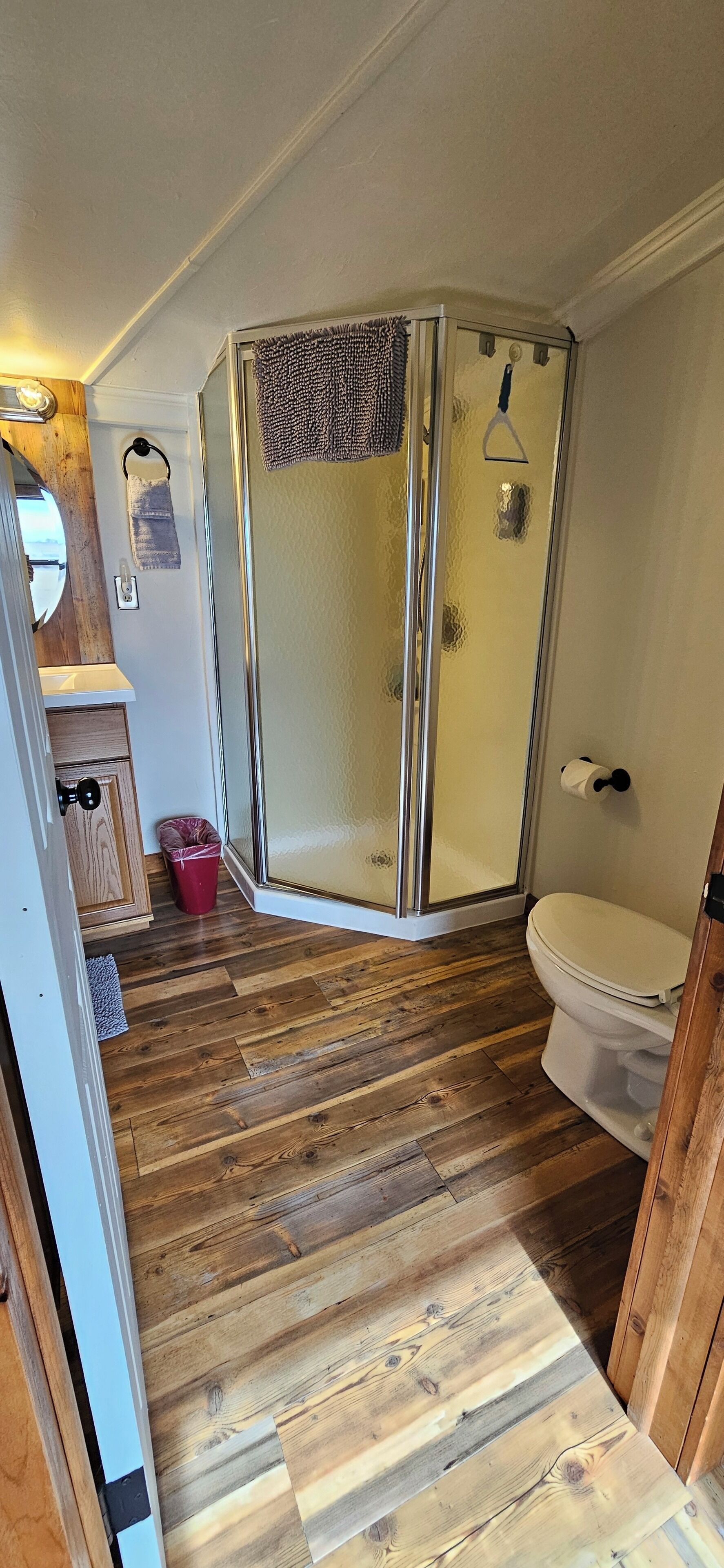 Dutxa, assecador de cabells, tovalloles i sabó 