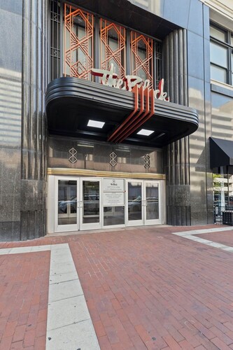 Indy City Stay w/ Desk + Gym - Walk to Convention + Arcades