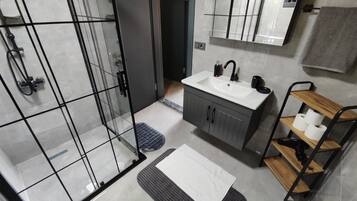 Sèche-cheveux, serviettes fournies, savon, papier toilette