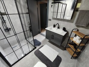 Sèche-cheveux, serviettes fournies, savon, papier toilette