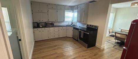 Refrigerador, microondas, parrilla de estufa y lavavajillas