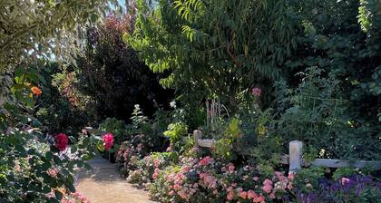 Charming 3-bedroom GARDEN COTTAGE in Fillmore with 1 acre rose garden access