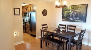 Dining - High Floor 2BR/BA at Sugar Top Resort with gym, pool, Wi-Fi, free parking (Sugar Mountain)