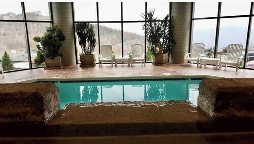 High Floor 2BR/BA at Sugar Top Resort with gym, pool, Wi-Fi, free parking
