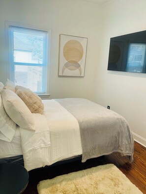 Tabla de planchar con plancha, wifi y ropa de cama 