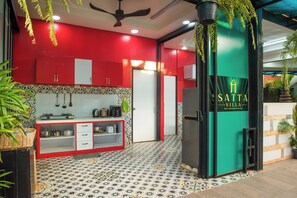 Jääkaappi, mikroaaltouuni, uuni, liesi