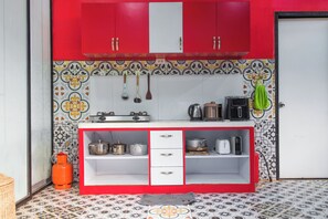 Jääkaappi, mikroaaltouuni, uuni, liesi