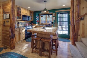 Coffee/tea maker, fridge, microwave, oven - Diamond Peak 2 - Warm Cabin Feel, Private Hot Tub, Sauna, Pool Table (Sunriver)
