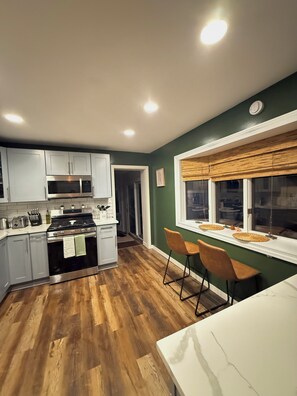 Een koelkast, een magnetron, een oven, een kookplaat