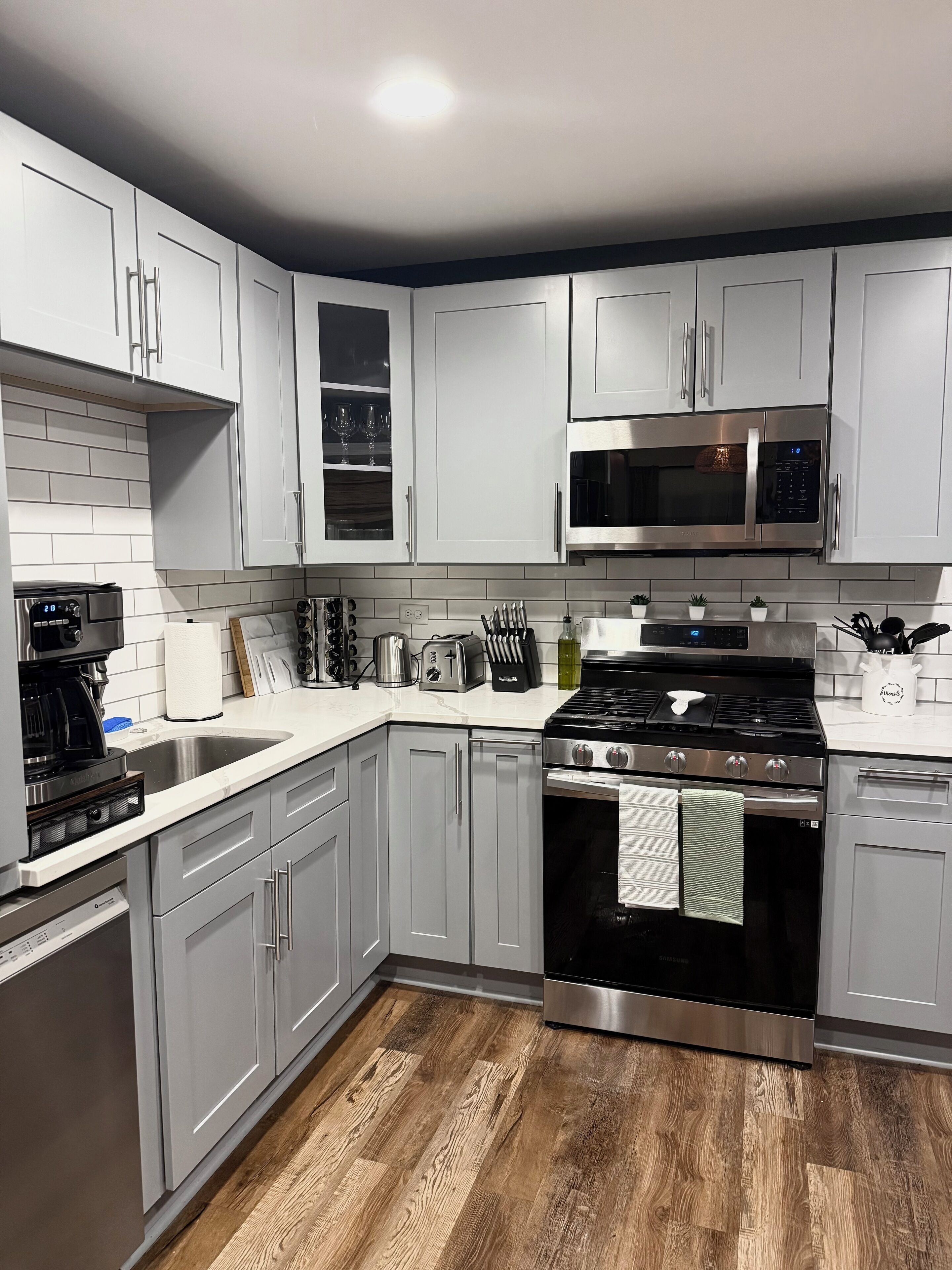 Kjøleskap, mikrobølgeovn, ovn og kokeplater