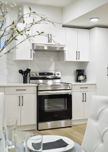 Modern & Elegant Executive Suite near Refinery Row. Office Desk + Kitchen