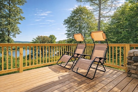 Property grounds. Lakefront • 7BR Retreat • Sleeps 12 • Massage Chair