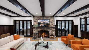 Smart TV, fireplace