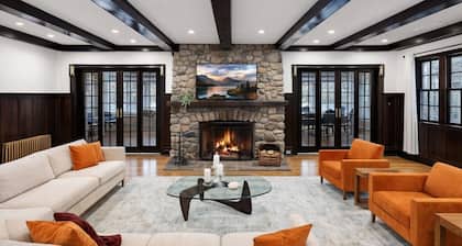 Lakefront • 7BR Retreat • Sleeps 12 • Massage Chair