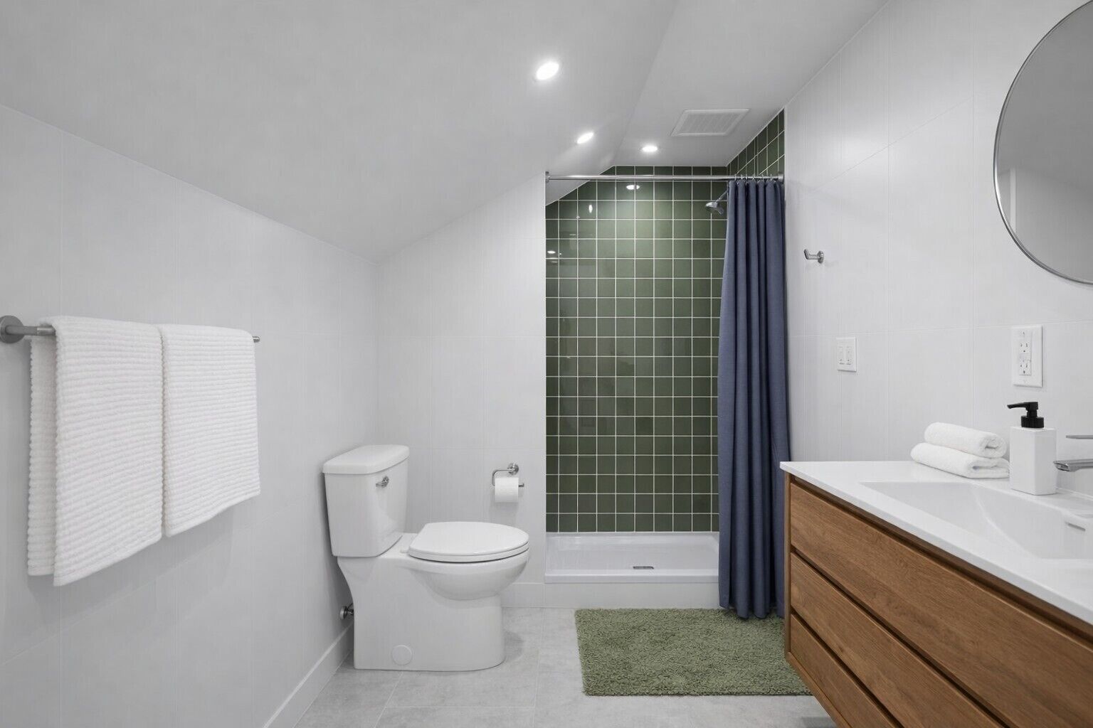 Un baño moderno con inodoro, lavabo y zona de ducha.