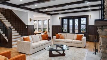 Smart TV, fireplace