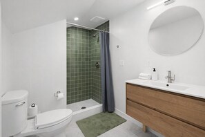 Shower, jetted tub, hair dryer, towels