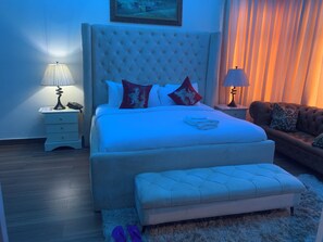 Kamar Standar | Meja kerja, ruang kerja ramah laptop, Wi-Fi gratis, dan seprai linen