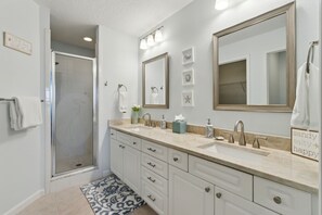 Shower, hair dryer, towels - Ocean Park 118 - Hosted by Moore AI Rentals (Fernandina Beach)