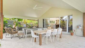 تناول الطعام بالخارج